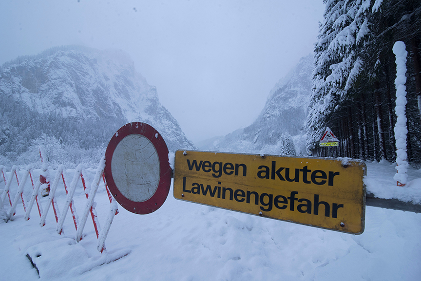 Avalanche warning sign in German