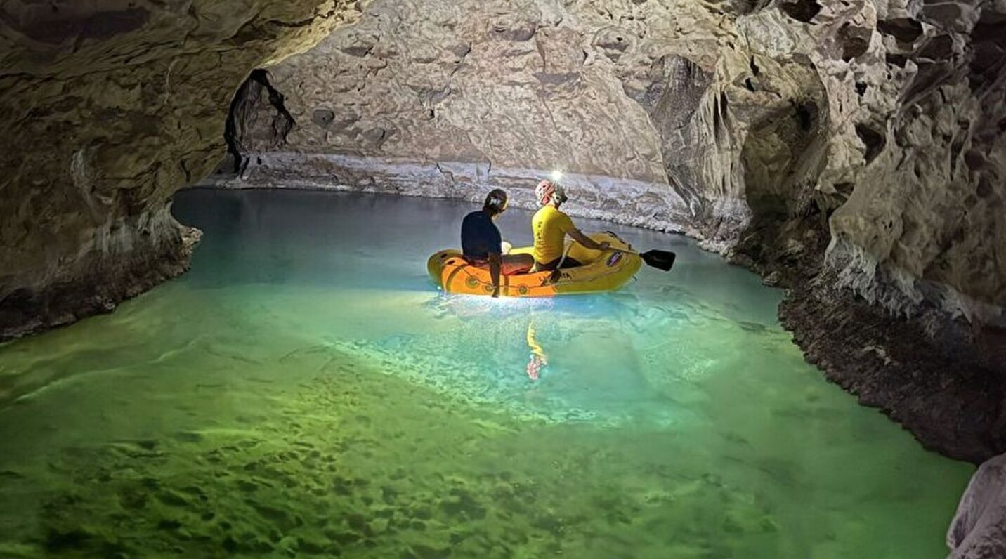 La Venta exploring the Qanaf Cave.