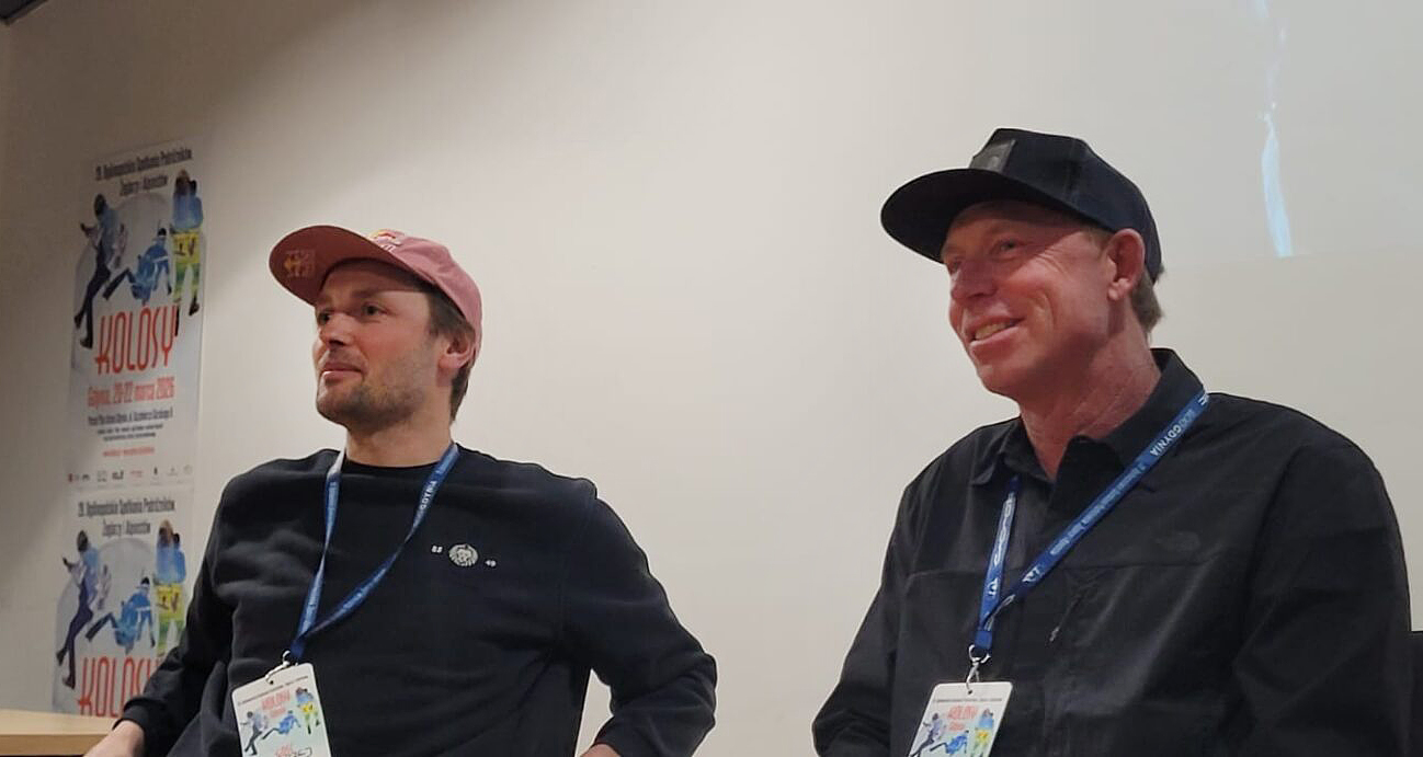 everest skiers at table