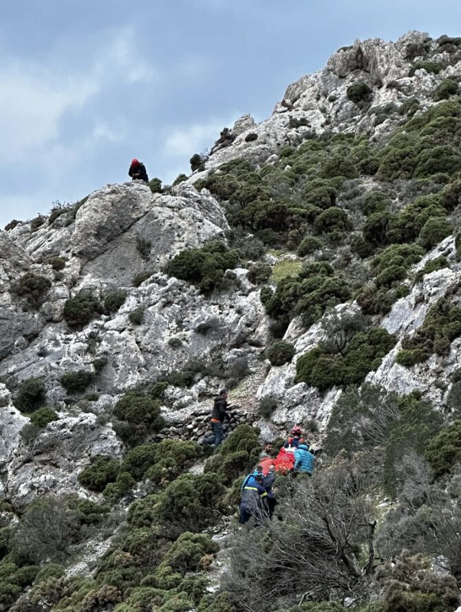 Rescuers attempt to bring Peter Hruban down the mountain