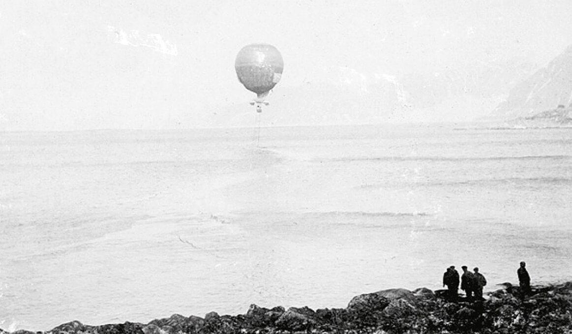 A black and white photo of the crew of the “Eagle” departing toward the North Pole on July 11, 1897.