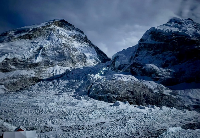 Climbers heading past the Khumbu Icefall toward Camp 1 and 2.