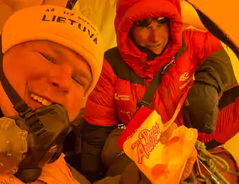 Two climbers in a tent, one with o2 and another without.