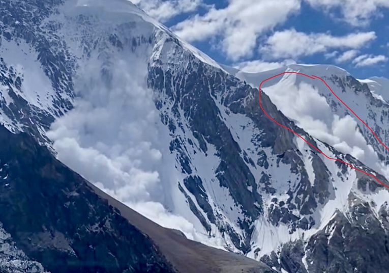 Frame of a video showing the avalanche of Broad Peak, circled in red. 