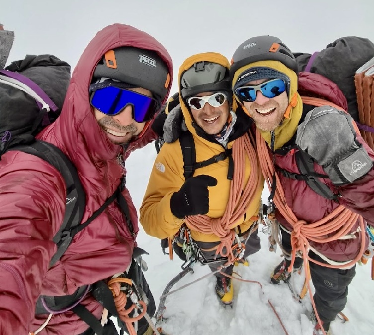 From left to right: Eneko Pou, Micher Quito, and Iker Pou on the summit of Ranrapalca.