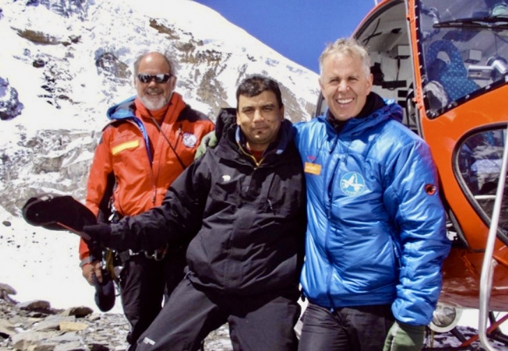 In the middle: Nepalese pilot Sabin Basnyat with Swiss rescuer Bruno Jelk on the left, and Swiss pilot Gerold Biner on te right, at Dhaulagiri Base Camp. 