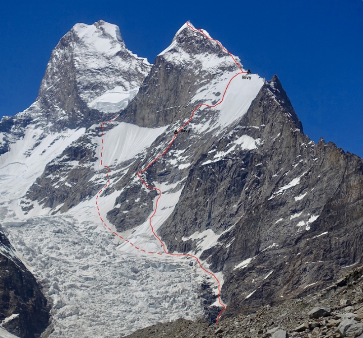 Muztagh Tower (top left) and its Southeast Ridge, with a high point on the Black Tooth (6,719m). The solid line, witht the two marked bivouac sites, is the line of ascent to Black Tooth followed by Simon Messner and Martin Sieberer in 2019.